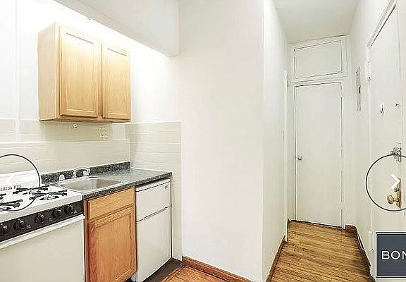 3rd image of 405 W 54th St APT 4D