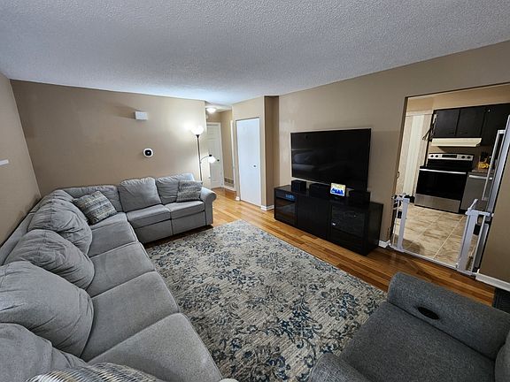 3rd image of 1S292 Windsor Ln