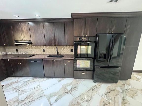 3rd image of 3994 Estepona Ave