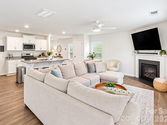 3rd image of 2158 Redstone Dr