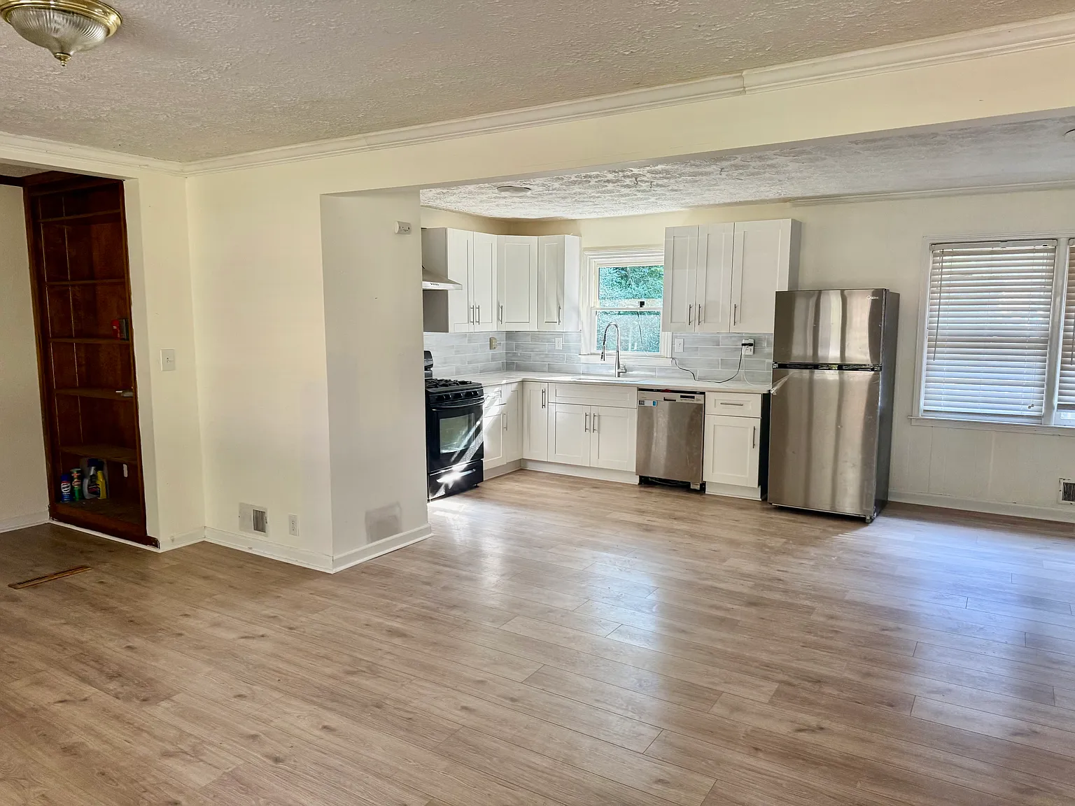 4 bed, 1400 sqft, $2,300 — Photo 2