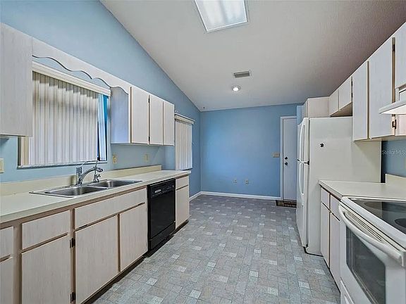 3rd image of 803 Dundee Cir