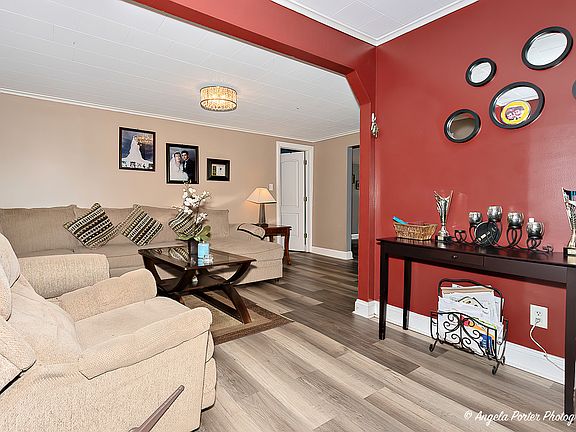 3rd image of 117 W Hawthorne Dr