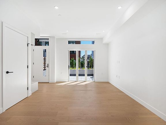 5th image of 725 W 49th Ave #123