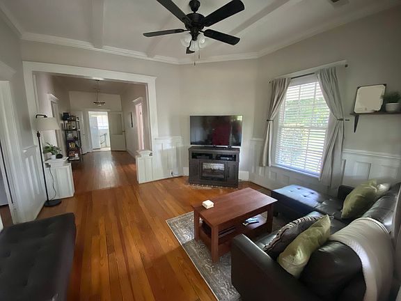 4th image of 209 Oak St
