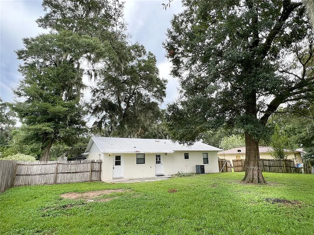3 bed, 1.0 bath, 918 sqft, $1,400 — Photo 4