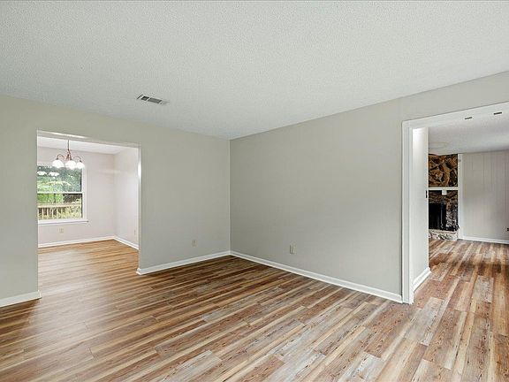 5th image of 2028 Ermine Dr