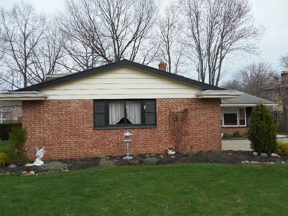 3rd image of 7403 Pinewood Dr