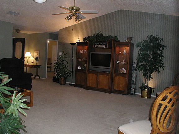 5th image of 702 Pryor Ct S