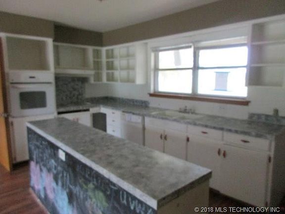 3rd image of 910 W Emberton Ave