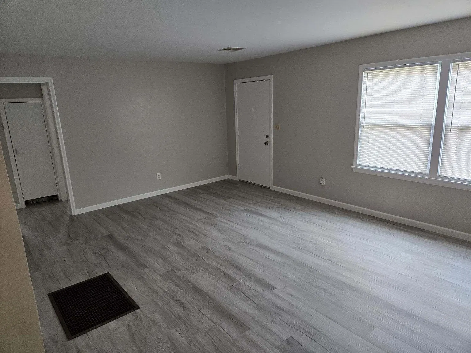 2 bed, 1.0 bath, 850 sqft, $1,300 — Photo 3