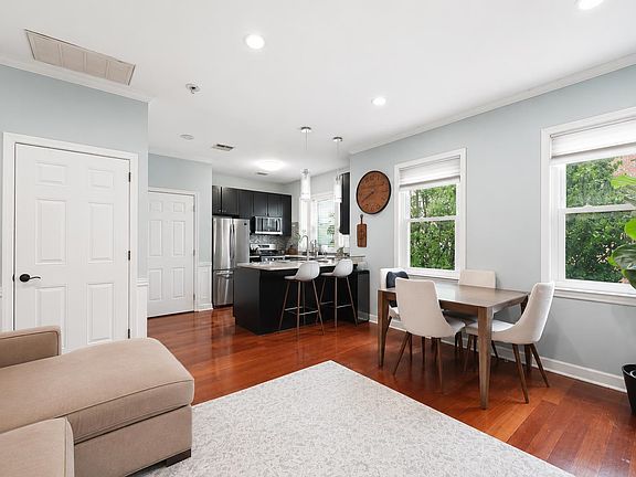 4th image of 620 38th St Ste 104