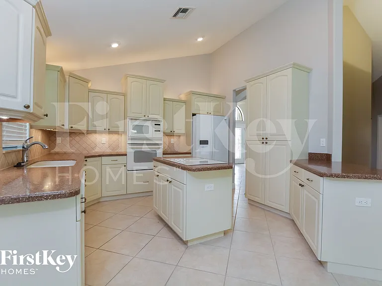 1655 James Cir — Photo 6