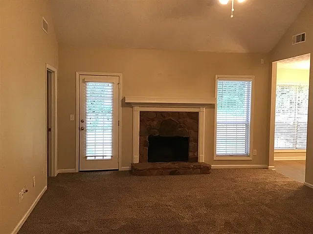 2535 Lakeview Trl — Photo 4