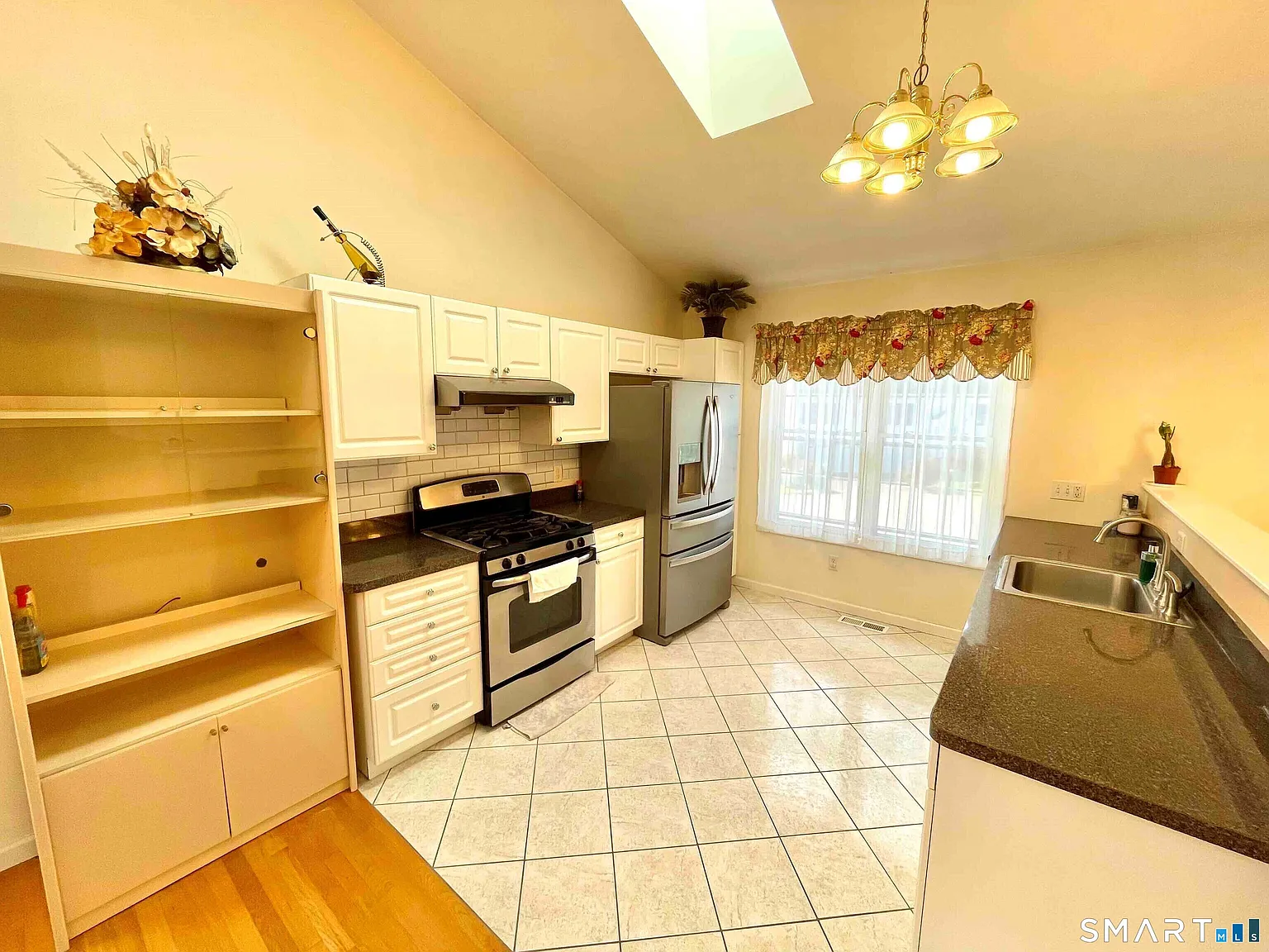 3 bed, 2.0 bath, 2100 sqft, $3,150 — Photo 4