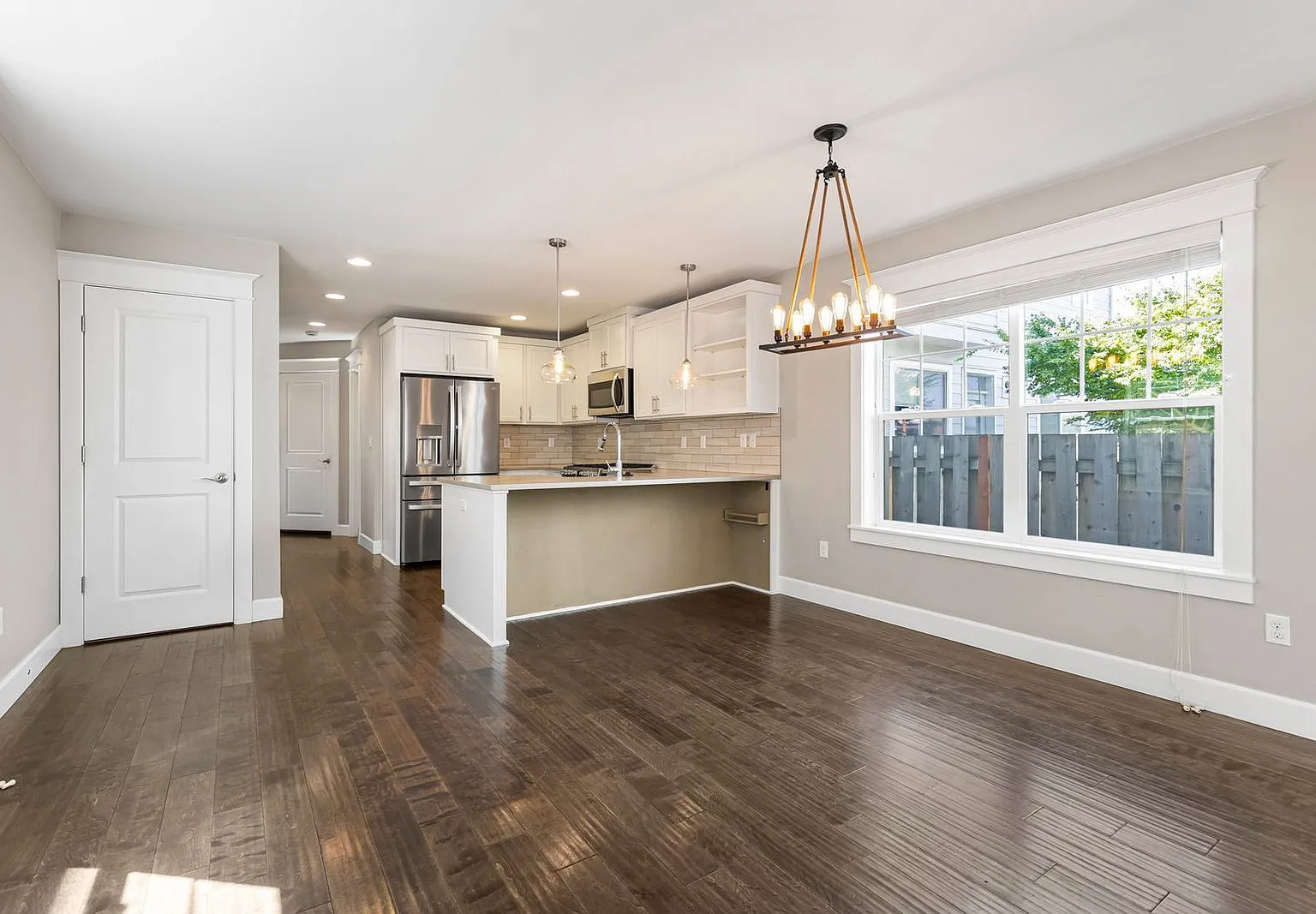 4 bed, 2.5 bath, 1802 sqft, $3,450 — Photo 4