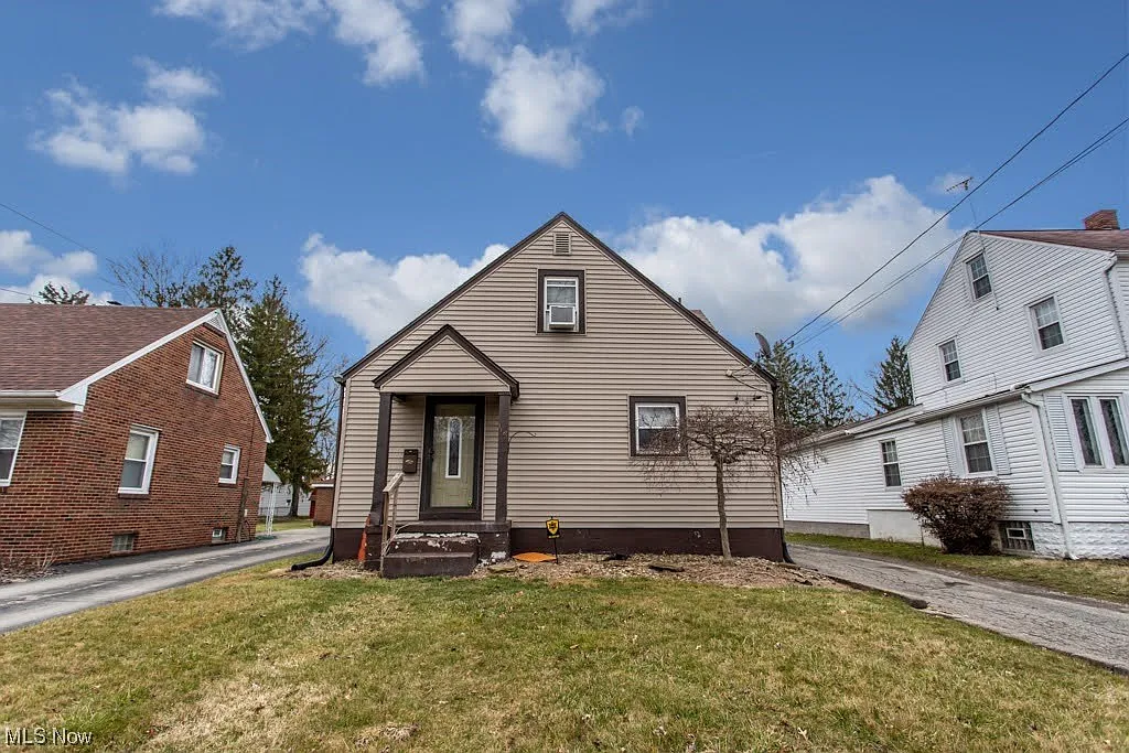 1161 Meadowbrook Ave SE photo 1