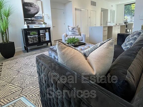 5th image of 569 N McLean Blvd #101
