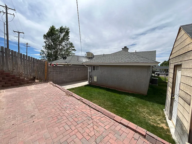 581 S 225 W — Photo 16