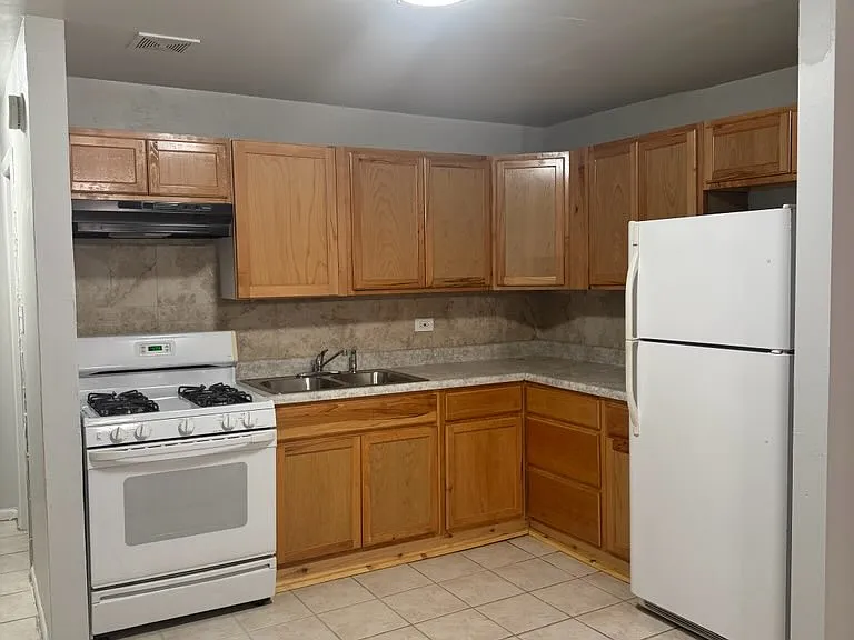 3632 S King Dr — Photo 1