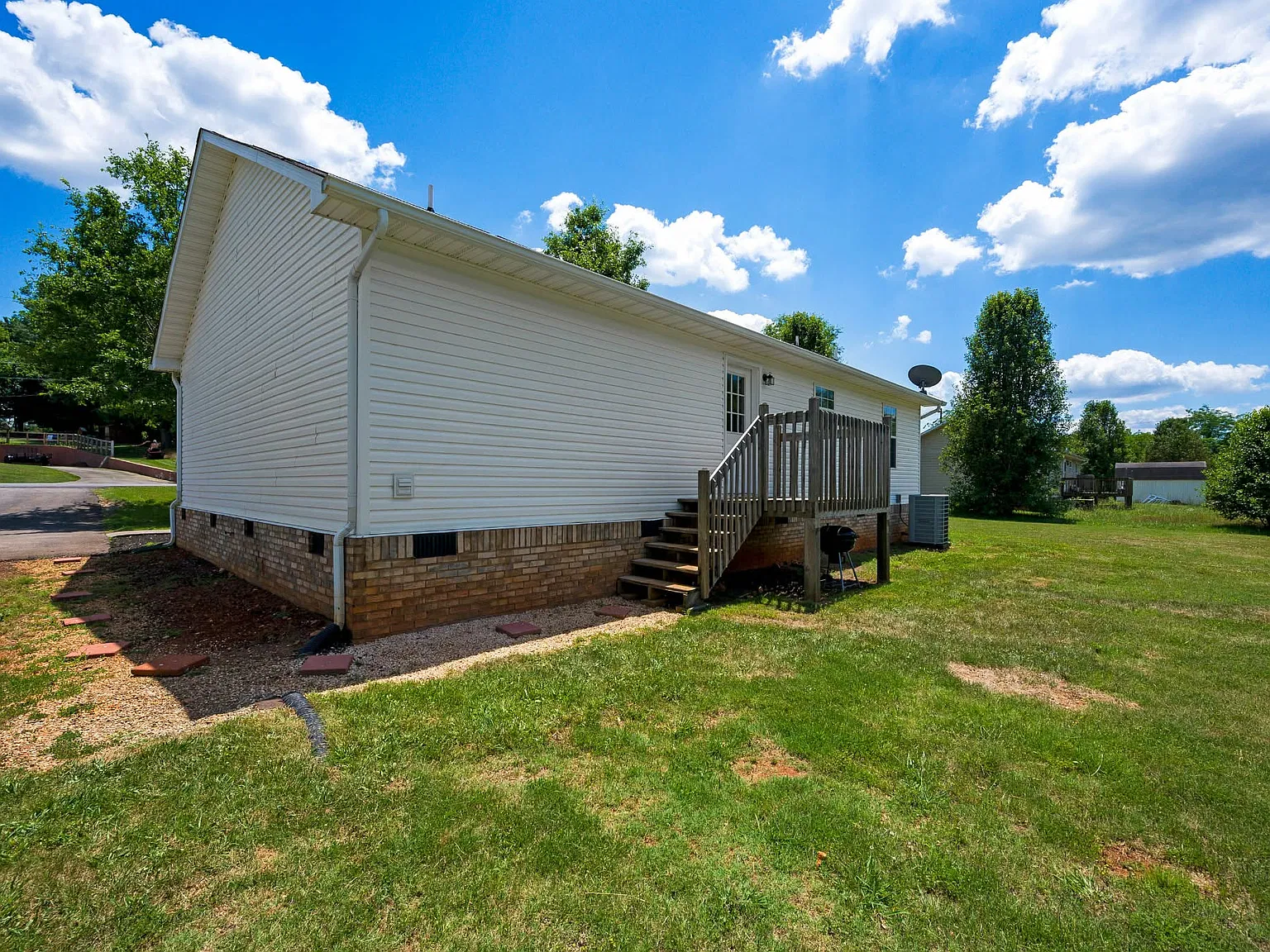 3 bed, 1316 sqft, $2,200 — Photo 3