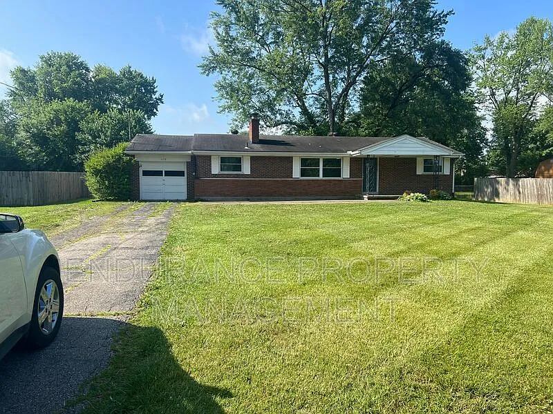 3 bed, 1.0 bath, 1300 sqft, $2,195 — Photo 3