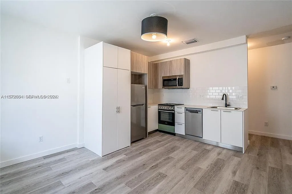 2 bed, 750 sqft, $2,600 — Photo 2