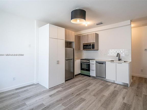 3rd image of 1561 Jefferson Ave APT 8