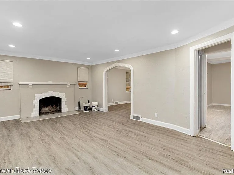 5574 Buckingham Ave — Photo 4