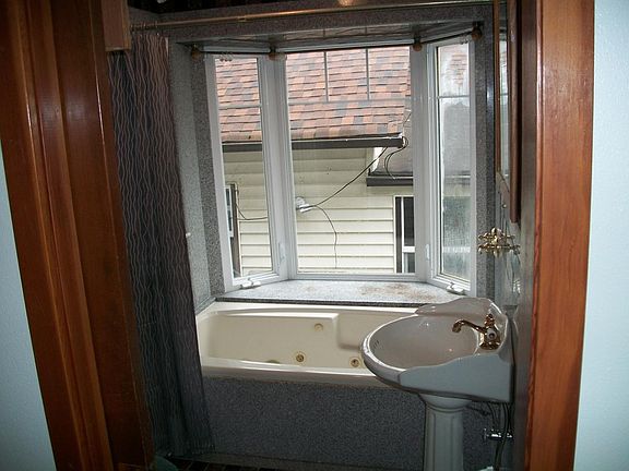 Whirlpool tub (2 showerheads) next toa bay window