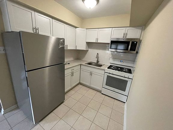 3rd image of 10043 Jeanes St Floor 1