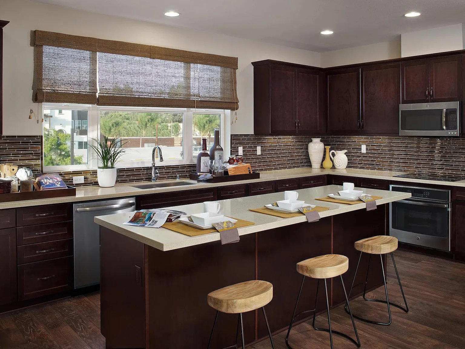 4 bed, 3.5 bath, 2120 sqft, $7,950 — Photo 4