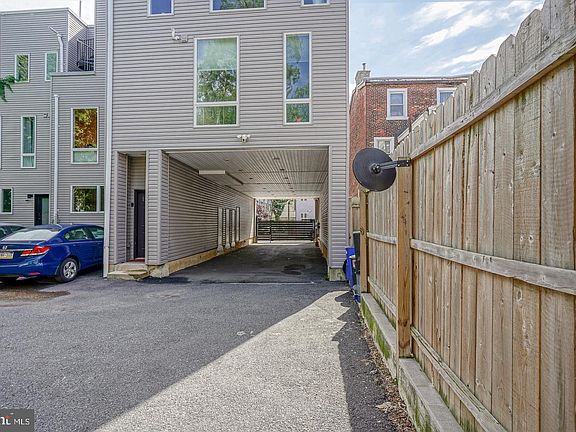 3rd image of 1109 Earl St