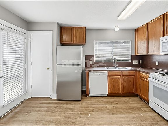 4th image of 833 Lightningbug Ln