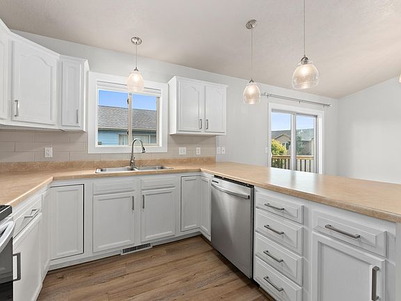4th image of 8208 S Hughes Ave #1