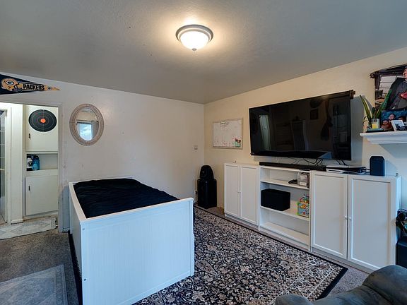 4th image of 914 Deturk Avenue