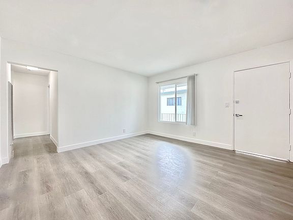 5th image of 4122 Grand View Blvd Unit 3