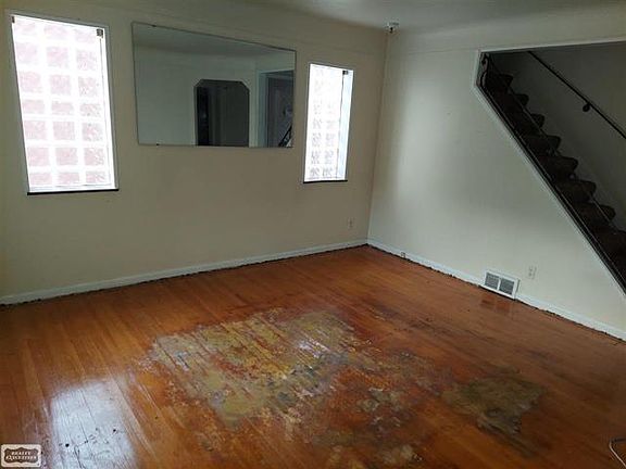 4th image of 27293 Leroy St