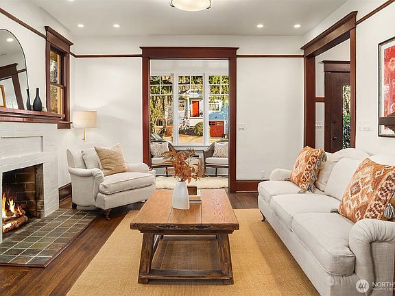 5th image of 5027 8th Avenue NE
