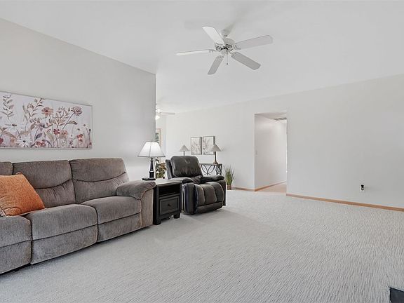 4th image of 49 Duck Creek Pl