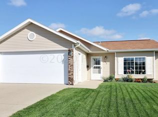 838 49th St S, Fargo, ND 58103