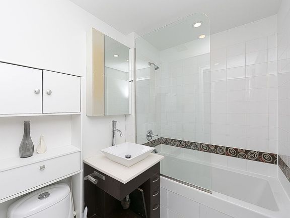 4th image of 34 Crooke Ave APT 4C