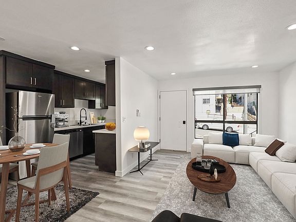 4th image of 900 W College St APT 1-D