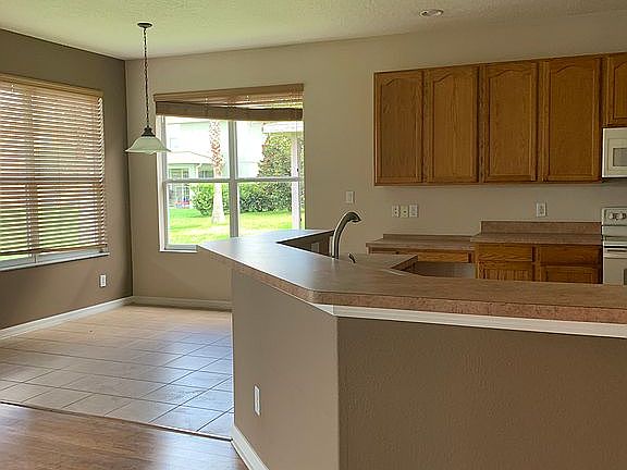 4th image of 1624 Amaryllis Cir