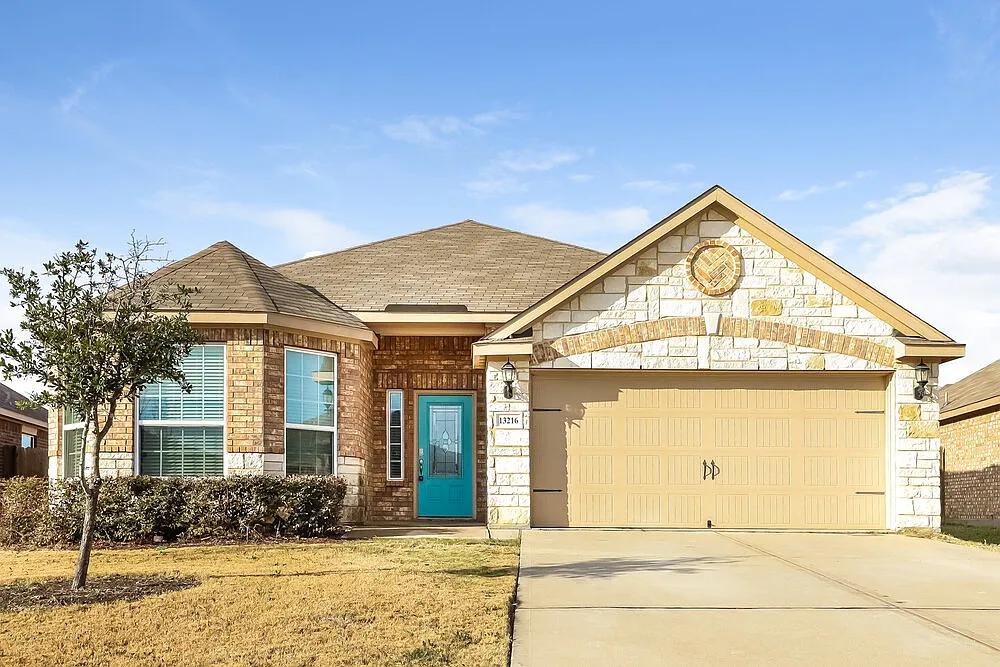 3 bed, 2.0 bath, 1939 sqft, $2,360 — Photo 1