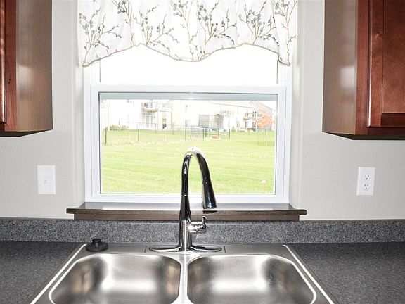 4th image of 108 Wild Rose Ln