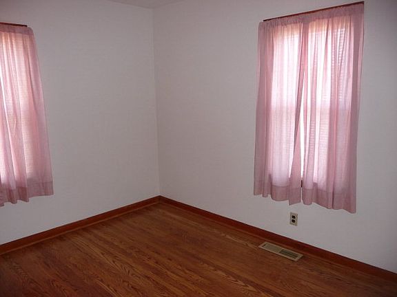 4th image of 4 Berkley Dr