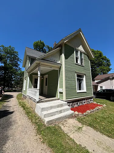 110 W Hanover St Photo 1