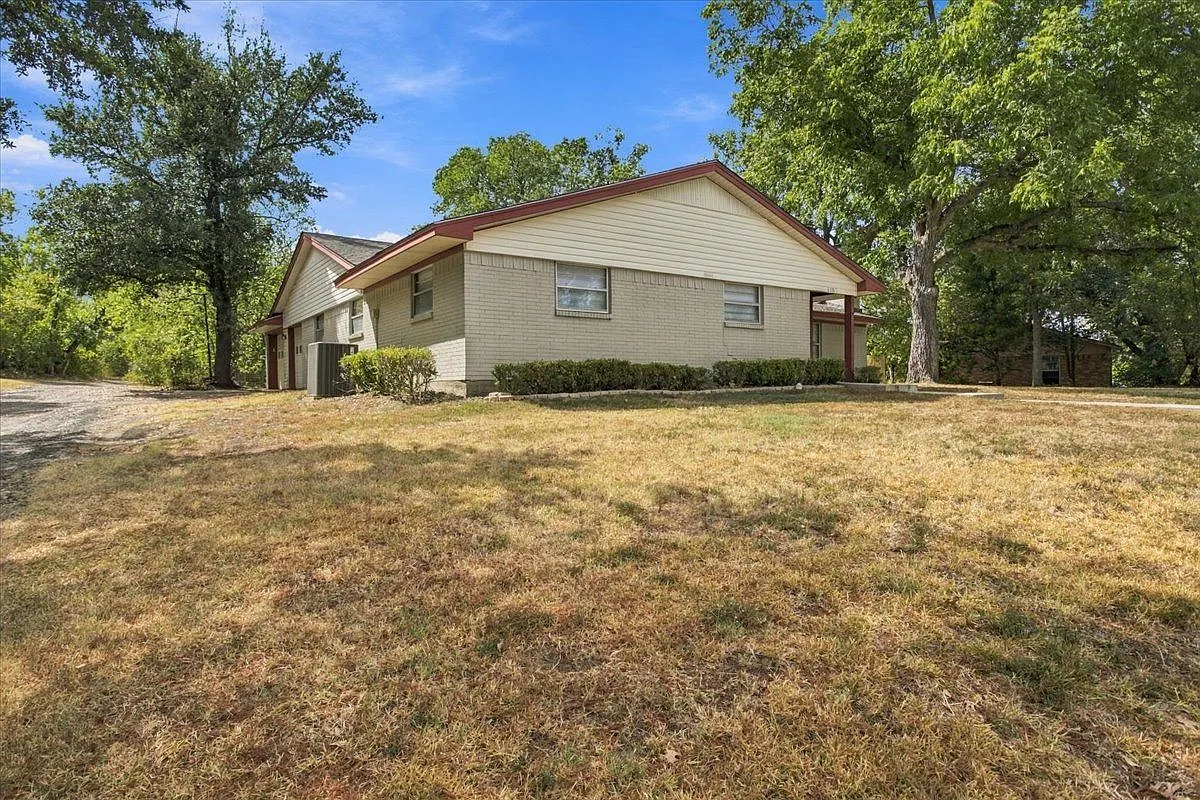 4 bed, 2.0 bath, 2317 sqft, $2,175 — Photo 2