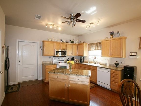 4th image of 121 W Persimmon Dr